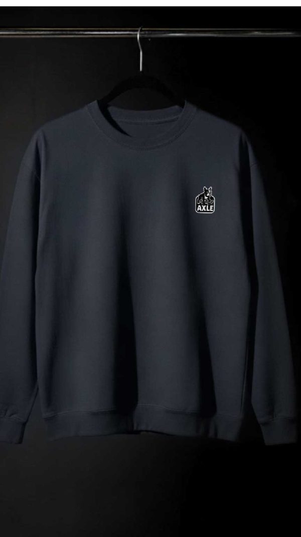Bluză bleumarin AXLE, cu logo mic pe piept, prezentată pe umeraș, pe fundal negru.
