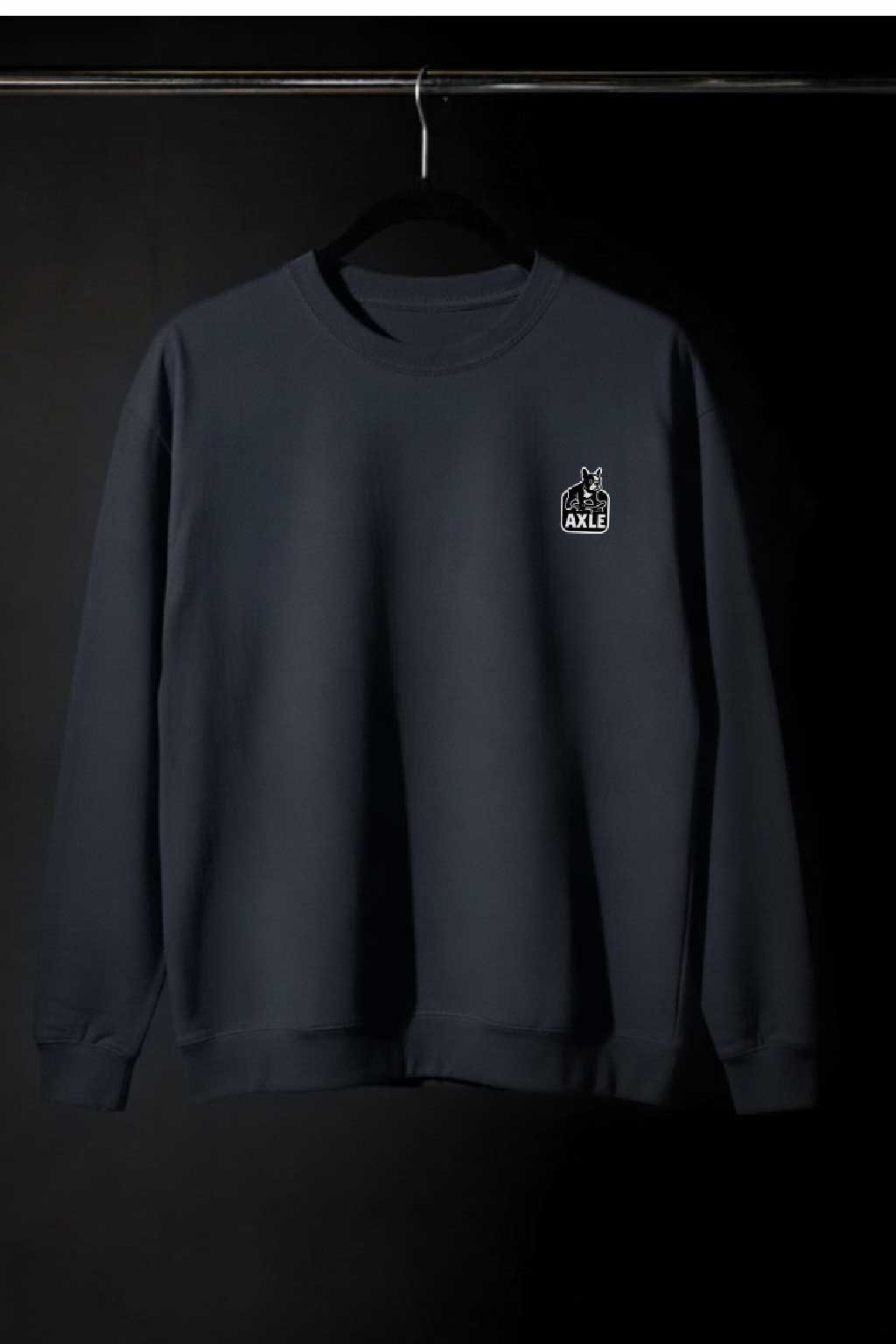 Bluză bleumarin AXLE, cu logo mic pe piept, prezentată pe umeraș, pe fundal negru.