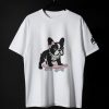 Tricou alb cu un bulldog francez drăguț pe skateboard, cu fundiță roz și colier cu flori, stil urban-cute.