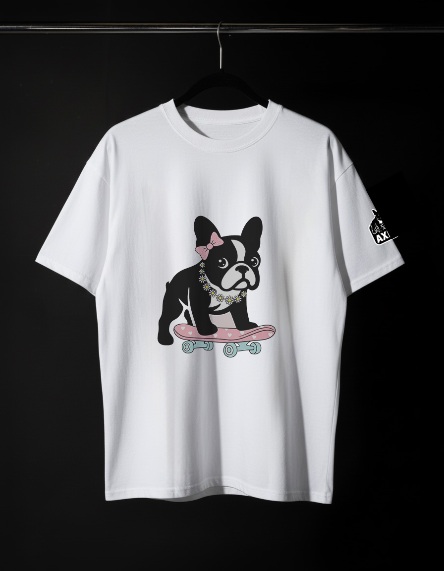 Tricou alb cu un bulldog francez drăguț pe skateboard, cu fundiță roz și colier cu flori, stil urban-cute.