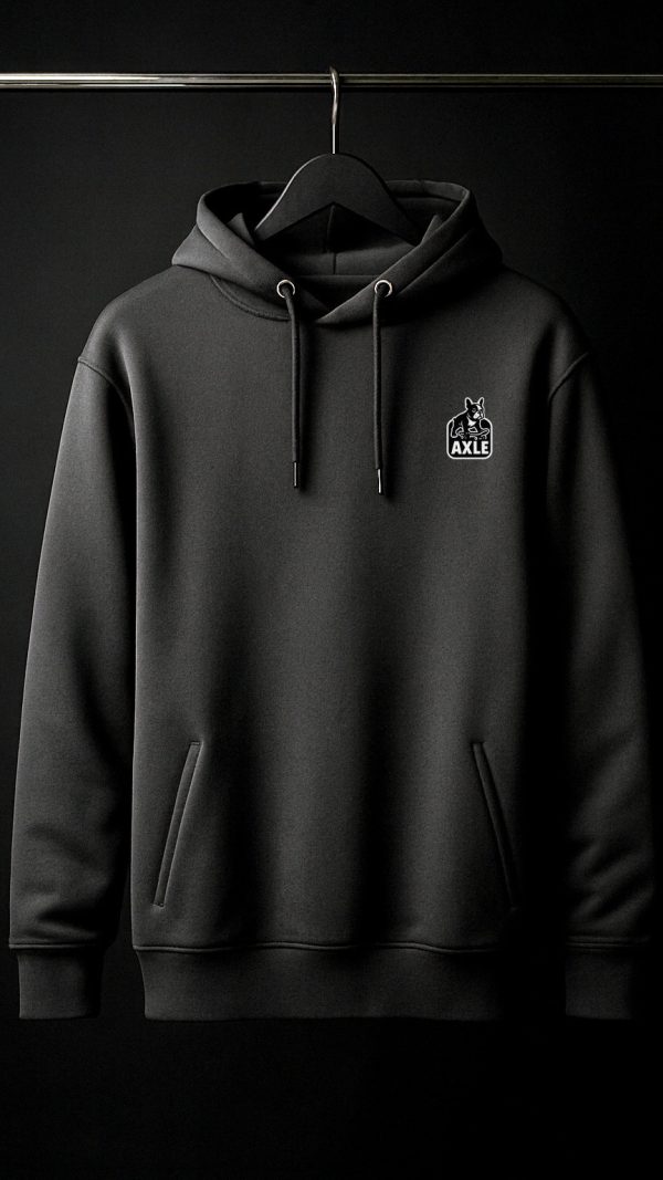 „Hanorac negru The SPRAYER, cu grafică graffiti alb-negru pe spate – personaj cu mască de gaz și spray.”