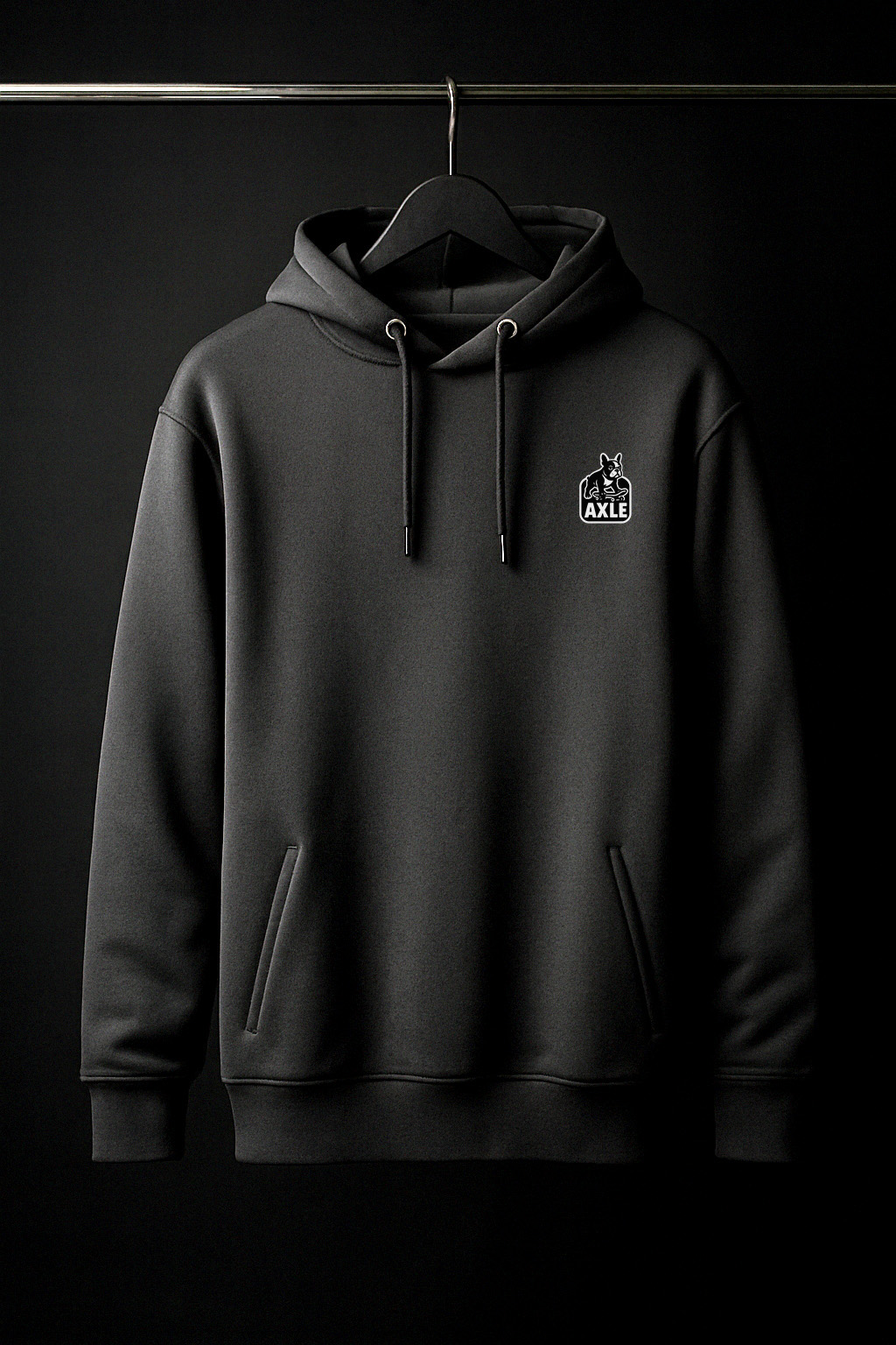 „Hanorac negru The SPRAYER, cu grafică graffiti alb-negru pe spate – personaj cu mască de gaz și spray.”