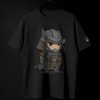 Tricou negru, model oversized, pe un umeraș. Pe piept este imprimat un personaj chibi (cute) care poartă o armură de samurai futuristă (cyber-samurai) în culori gri antracit și portocaliu.