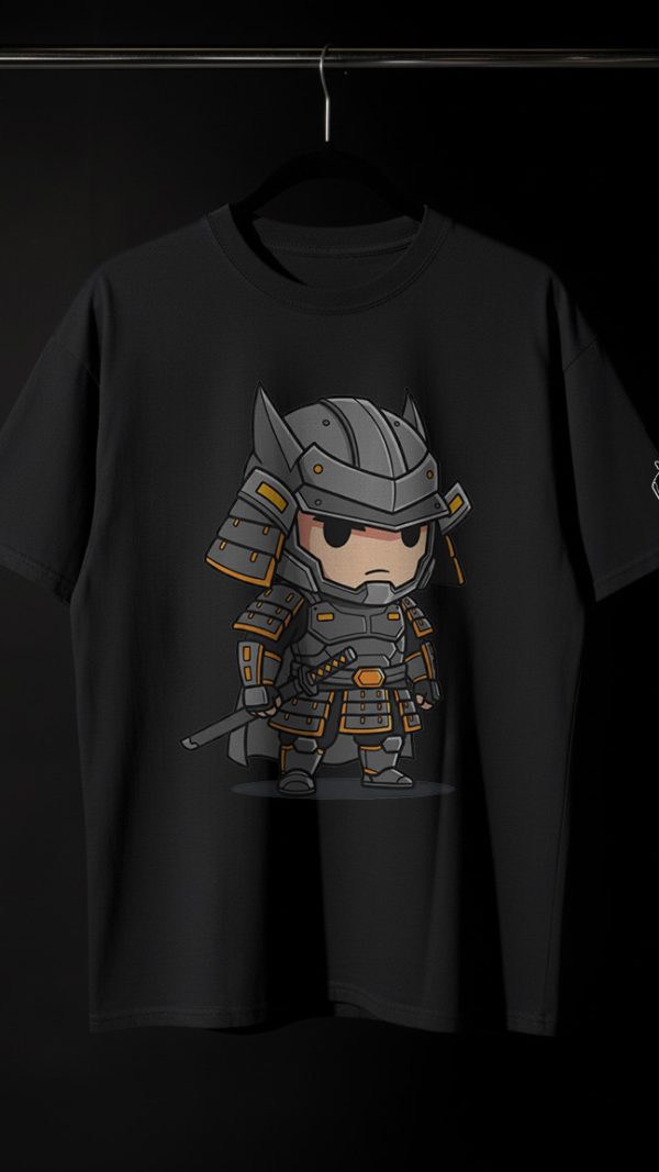 Tricou negru, model oversized, pe un umeraș. Pe piept este imprimat un personaj chibi (cute) care poartă o armură de samurai futuristă (cyber-samurai) în culori gri antracit și portocaliu.