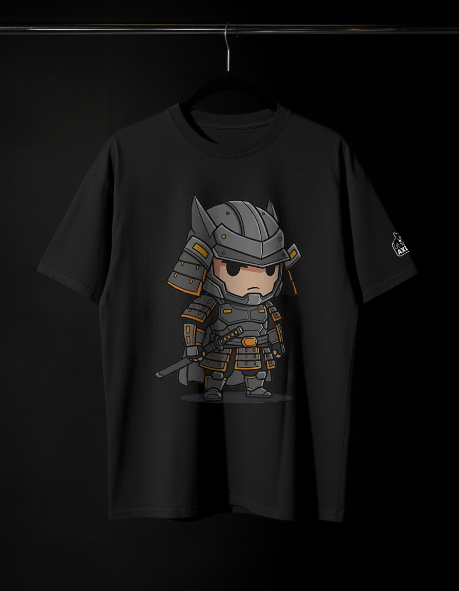Tricou negru, model oversized, pe un umeraș. Pe piept este imprimat un personaj chibi (cute) care poartă o armură de samurai futuristă (cyber-samurai) în culori gri antracit și portocaliu.