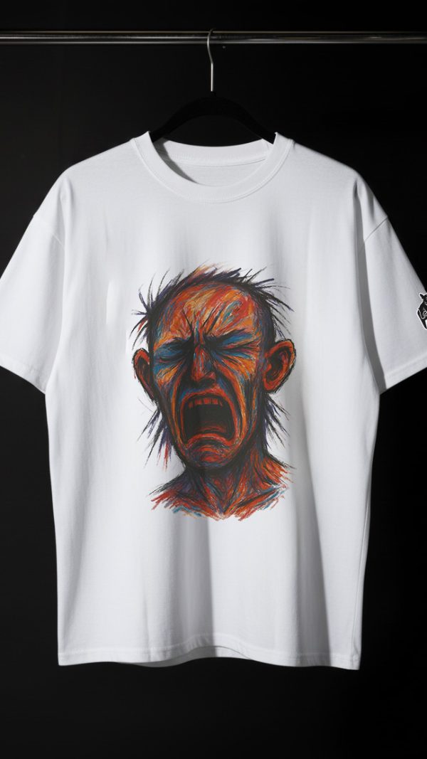 Tricou alb cu un portret abstract al unui bărbat care țipă, realizat în culori intense, fotografiat pe fundal negru.